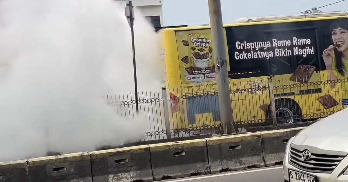 Bus Transjakarta Koridor 2 Keluar Asap Pekat Saat Melintas di Jalan Letjen Suprapto, Penumpang Dievakuasi