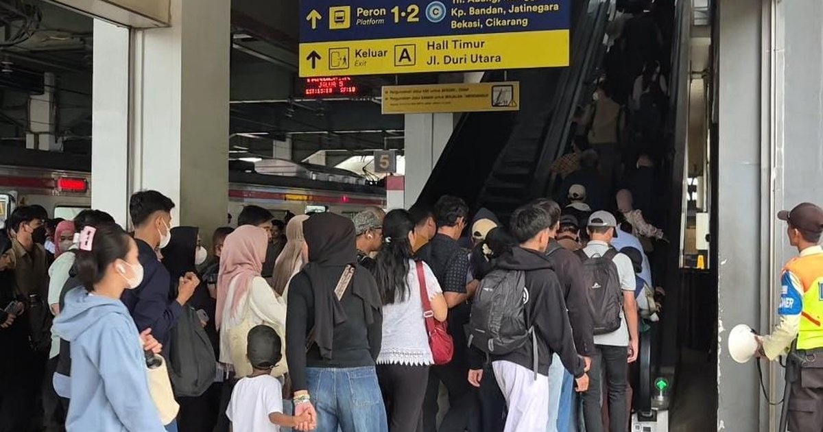 Eskalator Stasiun Duri Peron 5 Masih Diperbaiki, Penumpang Turun Saling Berdesakan