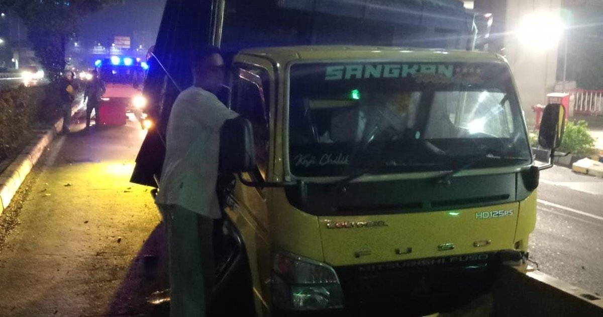 Truk Tabrak Separator Transjakarta di Cawang Jaktim, Gubernur Pramono Minta Pengemudi Taat Aturan
