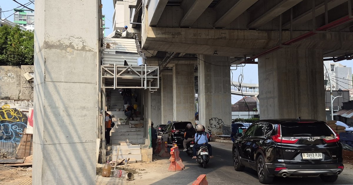 JPO Stasiun LRT Proklamasi Turun Di Badan Jalan Diprotes Warga Karena Bikin Macet, Kini Mulai Dibongkar
