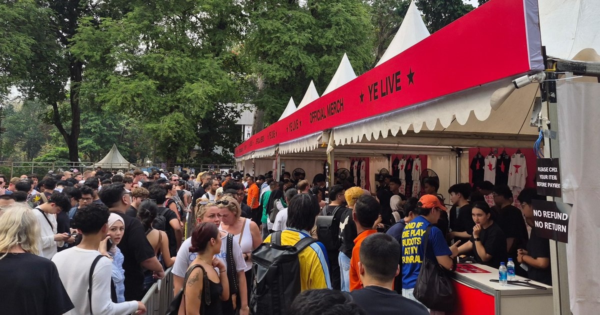 Sehari Jelang Konser Ye di GBK, Antrean Booth Merchandise Mengular, Dipadati Penggemar Lokal hingga Mancanegara