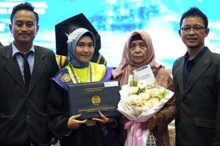Lulus S2 dalam 1,5 Tahun dengan IPK 4,00, Guru SD Ini Ciptakan Inovasi Pembelajaran Berbasis Budaya Lokal