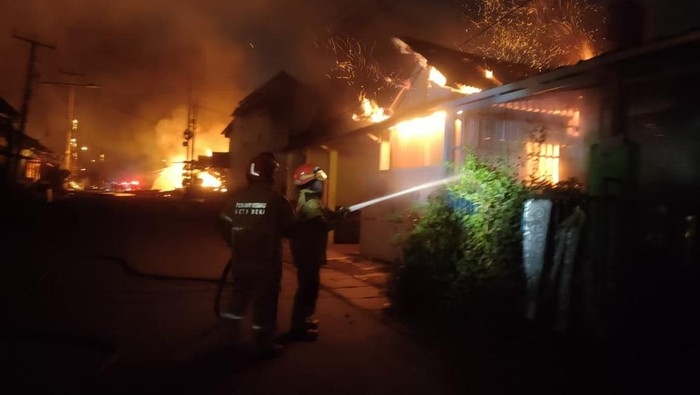Kebakaran Hebat Landa Gudang Elpiji SPBE Cimuning Bekasi: 19 Rumah Hangus dan 7 Orang Luka-Luka
