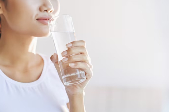 Jangan Kebanyakan, Ini 8 Tanda Kamu Minum Air Putih Berlebihan