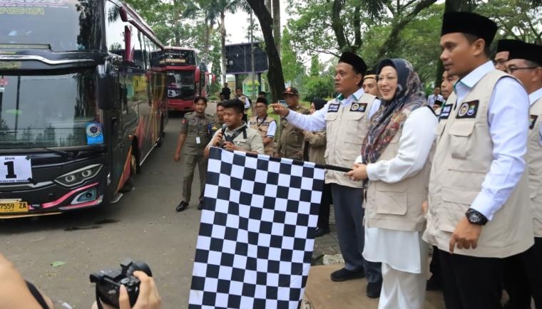 Lepas 382 Jemaah Haji Kloter 15 JKB, Wabup Tangerang Ingatkan Cuaca Ekstrem dan Larang Bawa Rice Cooker