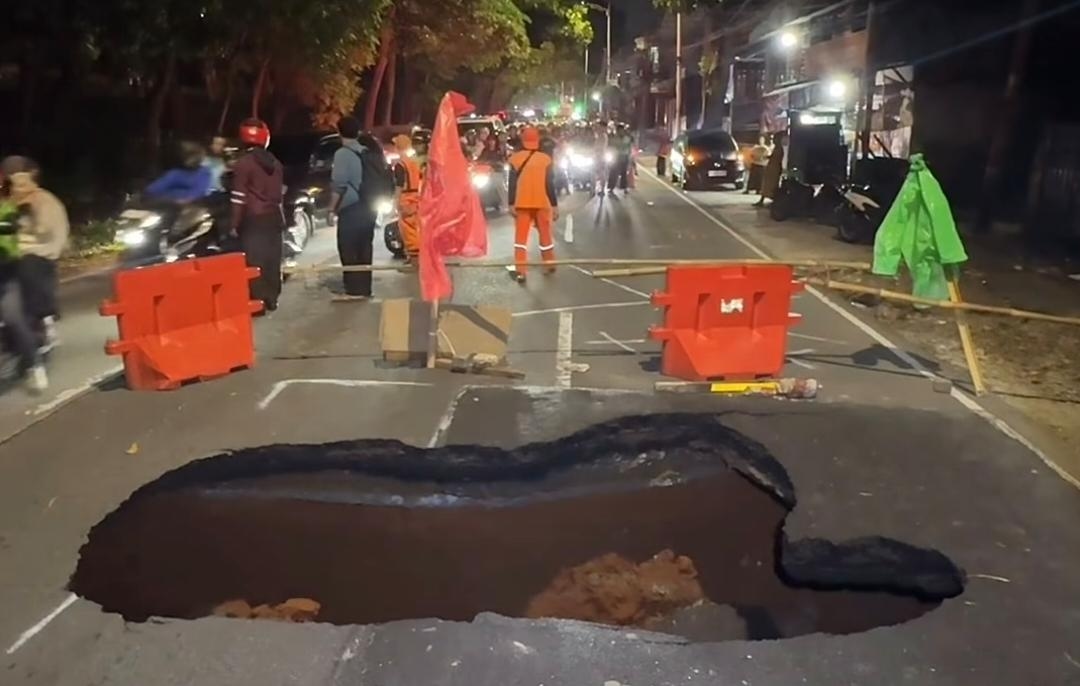 Viral Jalan Amblas di Lenteng Agung Makan Dua Lajur Sebabkan Macet Parah, Sudin Bina Marga Jaksel Ungkap Kronologinya