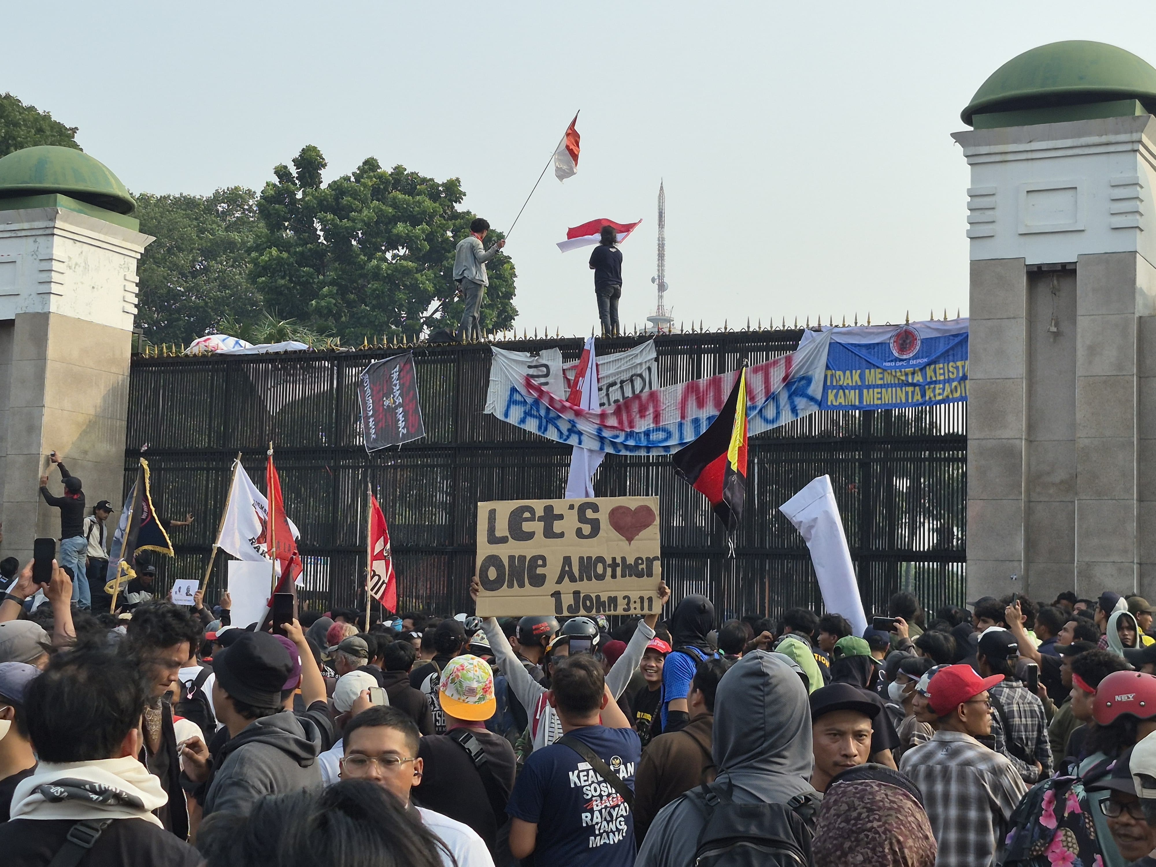 Massa Pati Bubarkan Diri, Demo Depan DPR RI Dilanjutkan Mahasiswa dan Elemen Masyarakat Lain