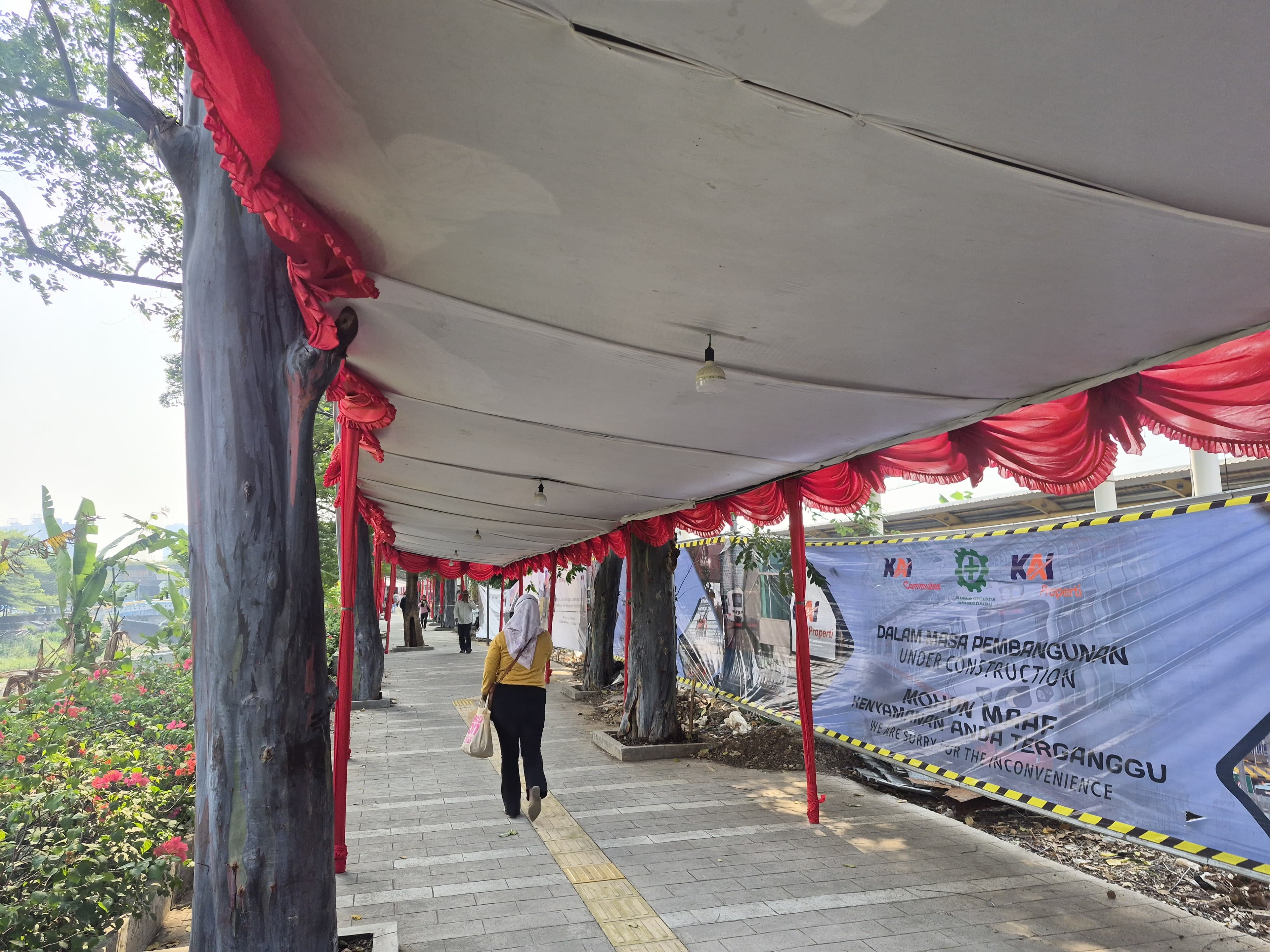 Kondisi Stasiun Karet Usai Ditutup: Akses Pejalan Kaki Dipasangi Tenda, Pembongkaran Mulai Berjalan