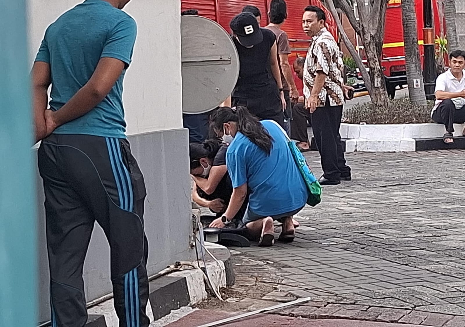​Momen Haru Kebakaran Apartemen Pavilion Tanah Abang: Anjing Dievakuasi Pakai Tandu, Pemilik Langsung Peluk Sambil Terisak