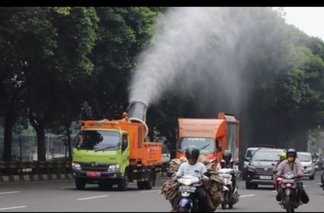 Kondisi Udara Jakarta Masih Buruk Imbas Abu Vulkanik Anak Krakatau, Pemprov DKI Lanjutkan Penyemprotan Jalan