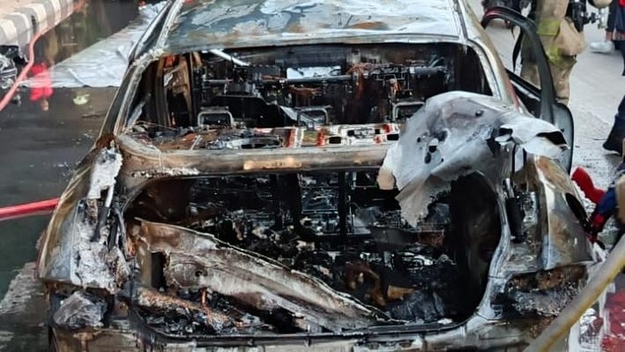 Info Lalin! Slipi Arah Tomang Macet Parah Pagi Ini, Ternyata Ada Mobil Listrik Ioniq 6 Terbakar Usai Tabrak Separator Busway