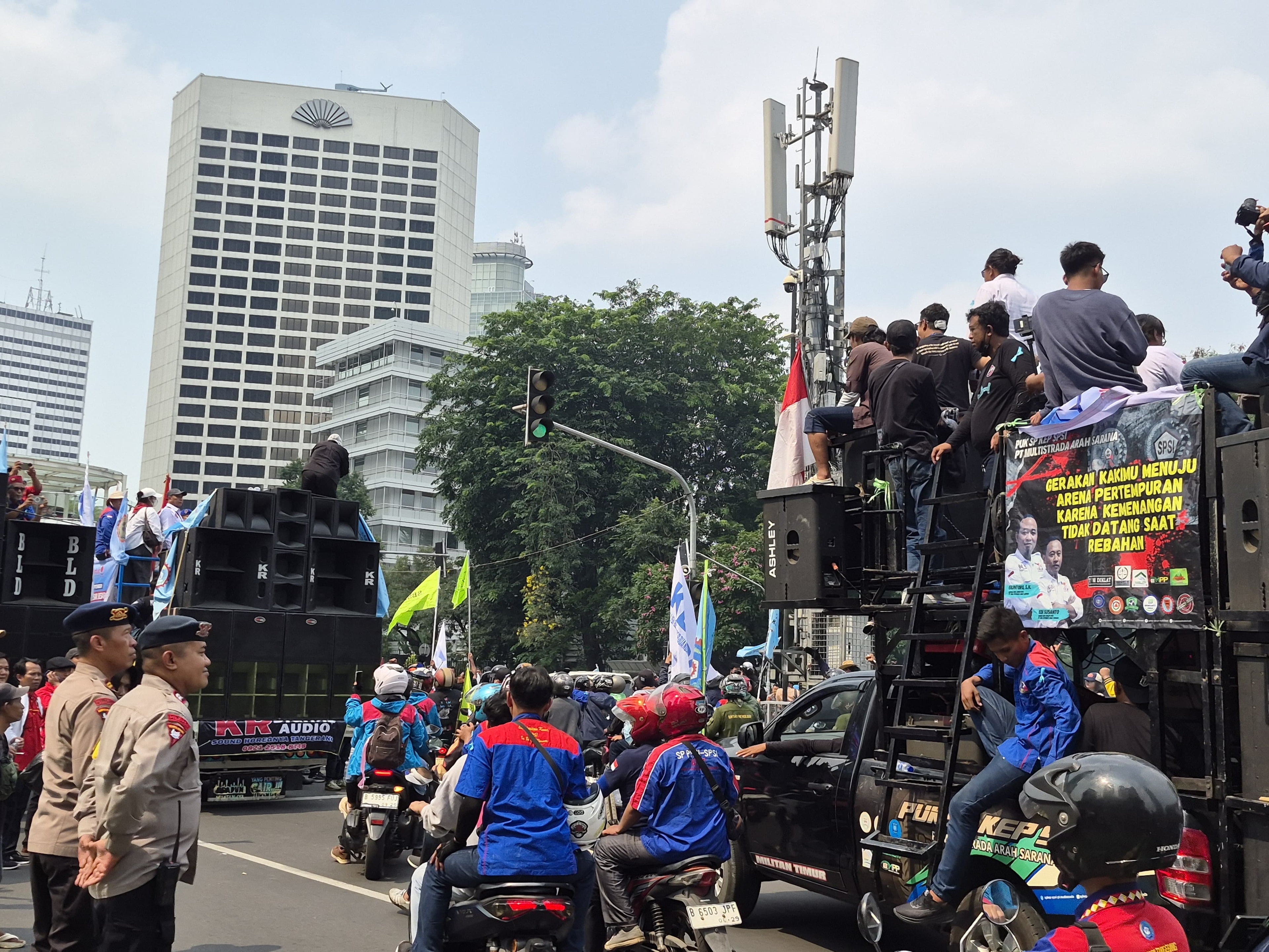 Tak Berlangsung Lama, Massa Demo Buruh Sudah Membubarkan Diri dari Kawasan Sudirman