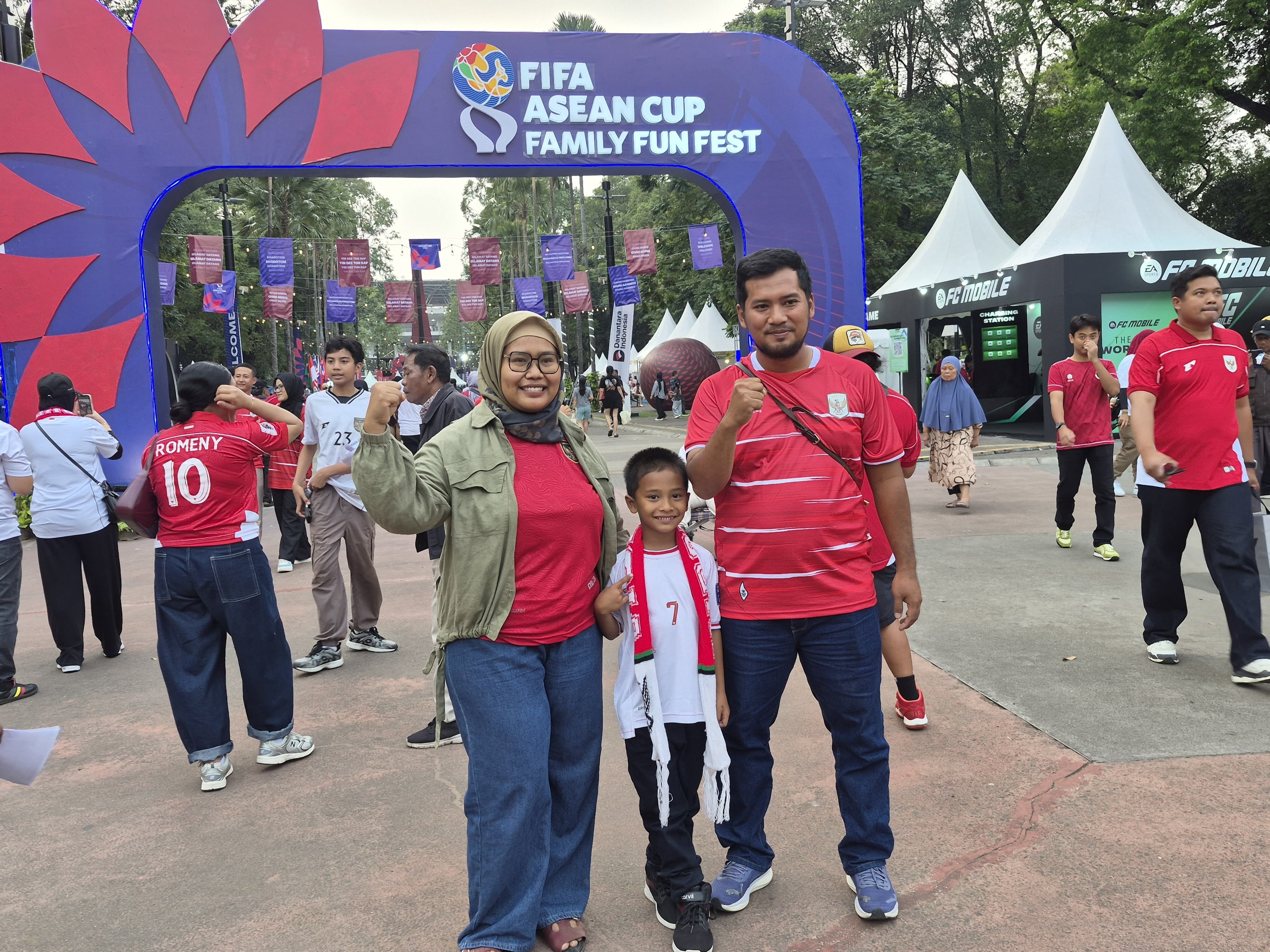 Demi Nonton Timnas Indonesia vs Singapura di GBK, Suporter Ini Rela Ajak Anak 6 Tahun Naik Motor 1,5 Jam dari Tangerang