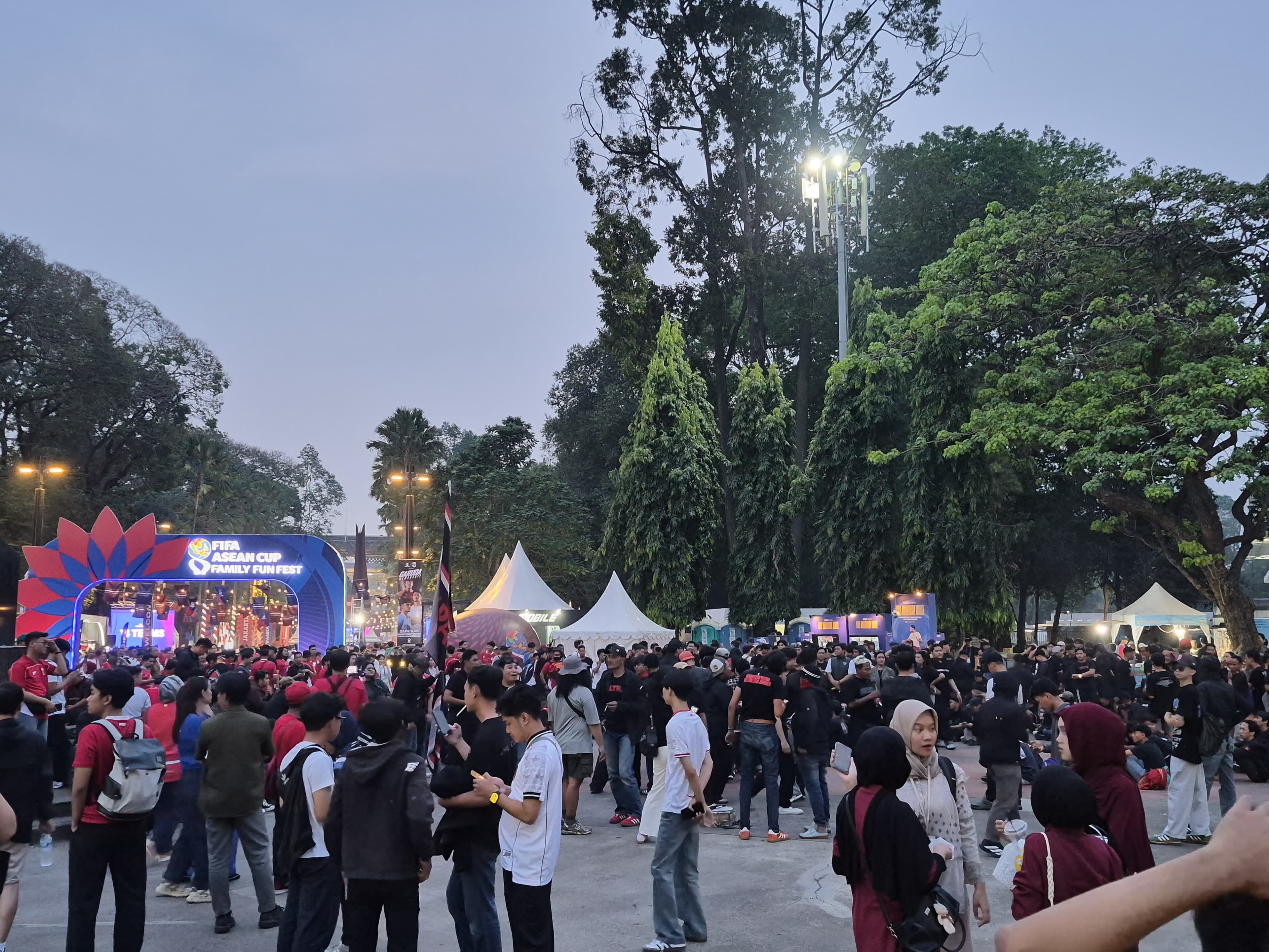 Jelang Timnas Indonesia vs Malaysia Piala FIFA ASEAN Cup 2026, Suporter Mulai Penuhi Kawasan GBK