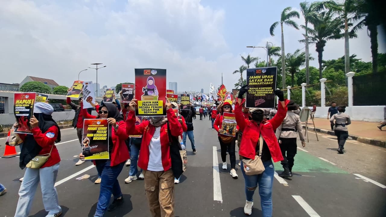 Buruh Kembali Geruduk DPR RI Siang Ini, Desak Pengesahan RUU Ketenagakerjaan, Polisi Rekayasa Lalu Lintas di Jalan Gatot Subroto
