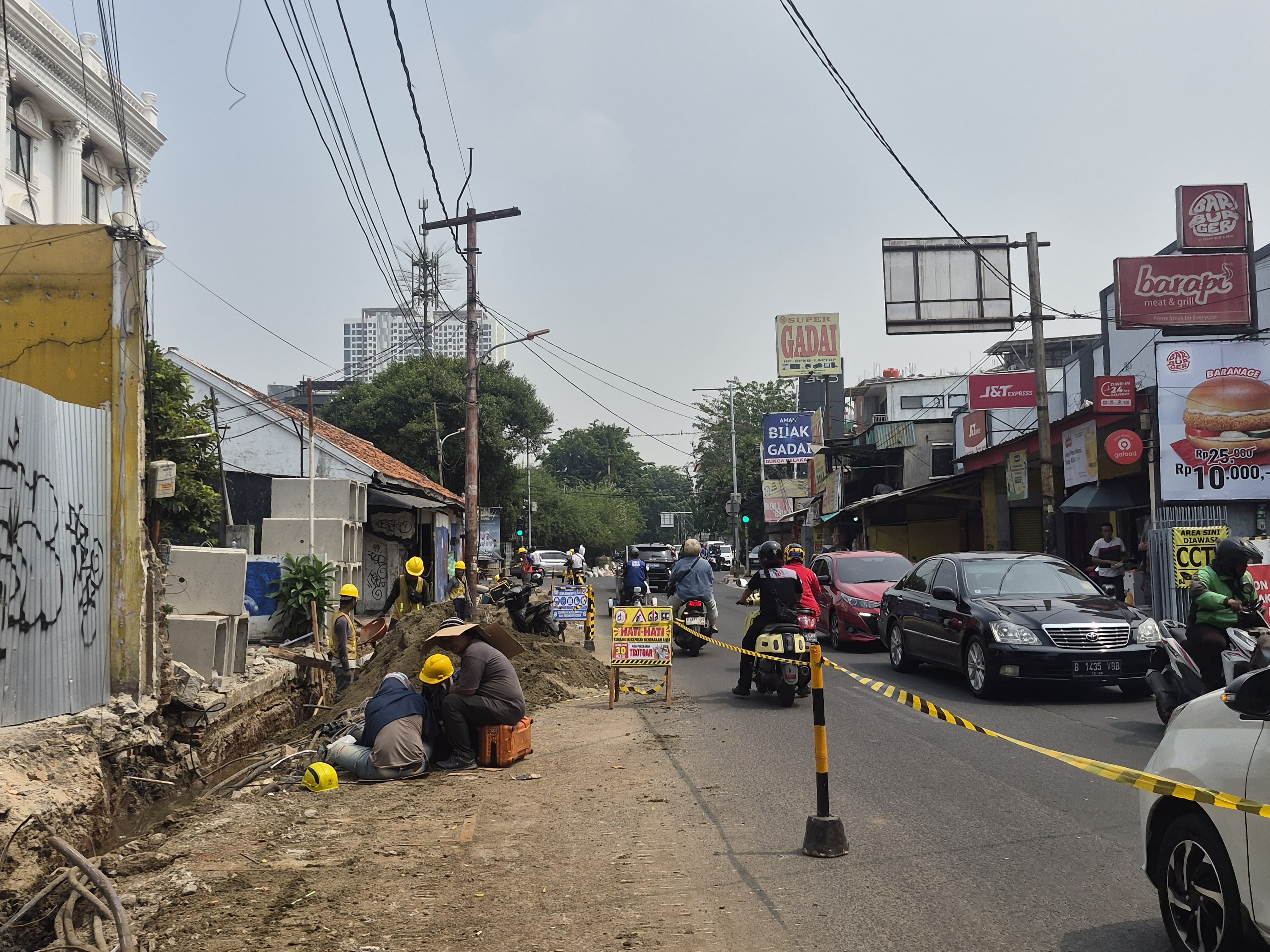 Proyek Galian Saluran Air dan Peninggian Trotoar di Jalan Rawa Belong Bikin Lalu Lintas Tersendat