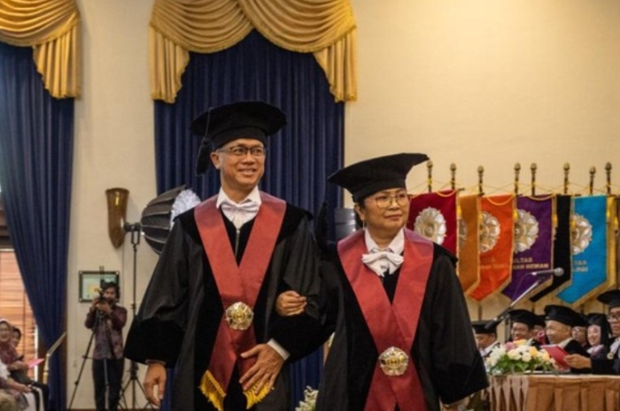 Bukan Kado Biasa, Pasangan Suami Istri Ini Raih Gelar Guru Besar UGM Tepat di Usia 25 Tahun Pernikahan