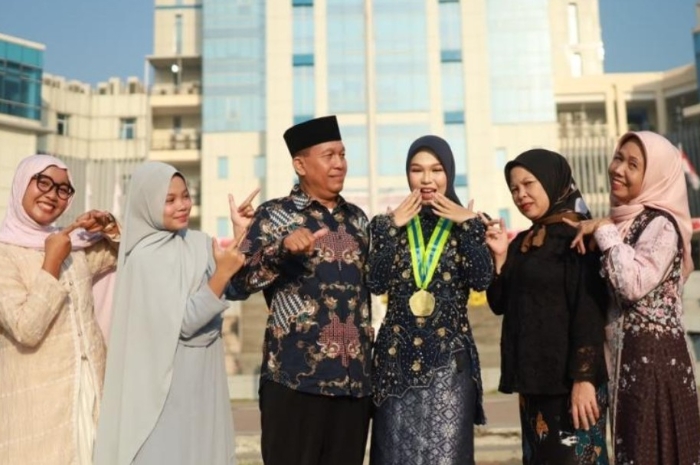 Dari Membantu Ibu Menjahit hingga Jadi Lulusan Terbaik Unesa, Kisah Dini Raih IPK 3,87