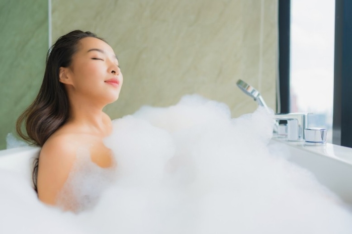 Sering Mandi Justru Bikin Kulit Kering? Ini Kesalahan yang Perlu Dihindari