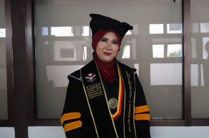 Sempat Kerja di Luar Negeri, Nova Justru Raih Predikat Wisudawan Terbaik Magister UPI