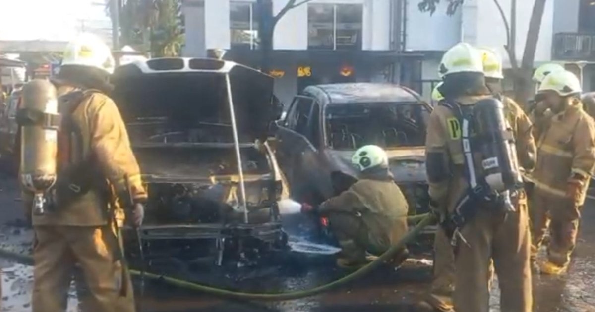 Diduga Korsleting Mesin, 3 Mobil Hangus Terbakar di Area Parkir TIS Square Tebet