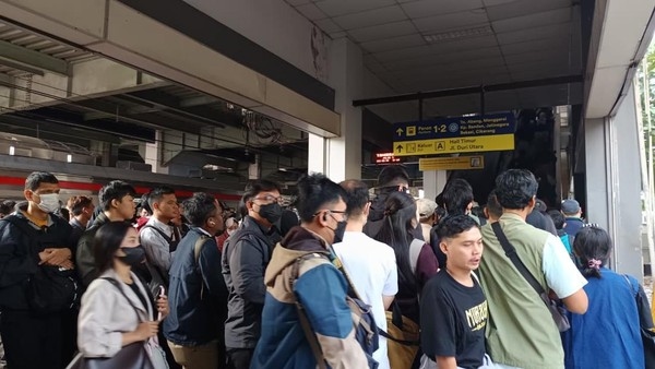 Pasca Insiden Mundur Sendiri, Eskalator Stasiun Duri Masih Diperbaiki, Anker Keluhkan Penumpukan Penumpang
