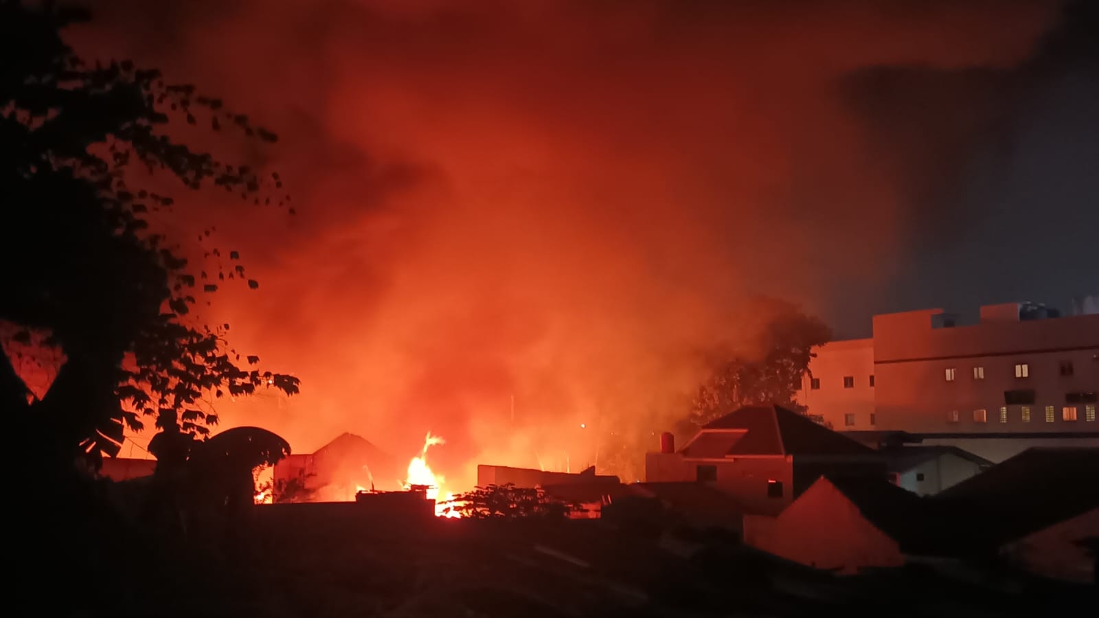 Kebakaran Landa Puluhan Lapak di Jalan Jatayu Jaksel, 25 Unit Damkar Diturunkan