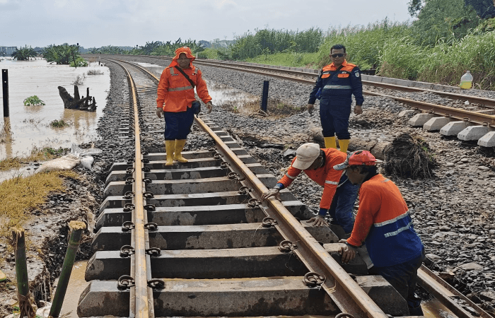 Update Banjir di Grobogan: Kereta Api  Bisa Kembali Melintasi Jalur Rel dengan Kecepatan Terbatas