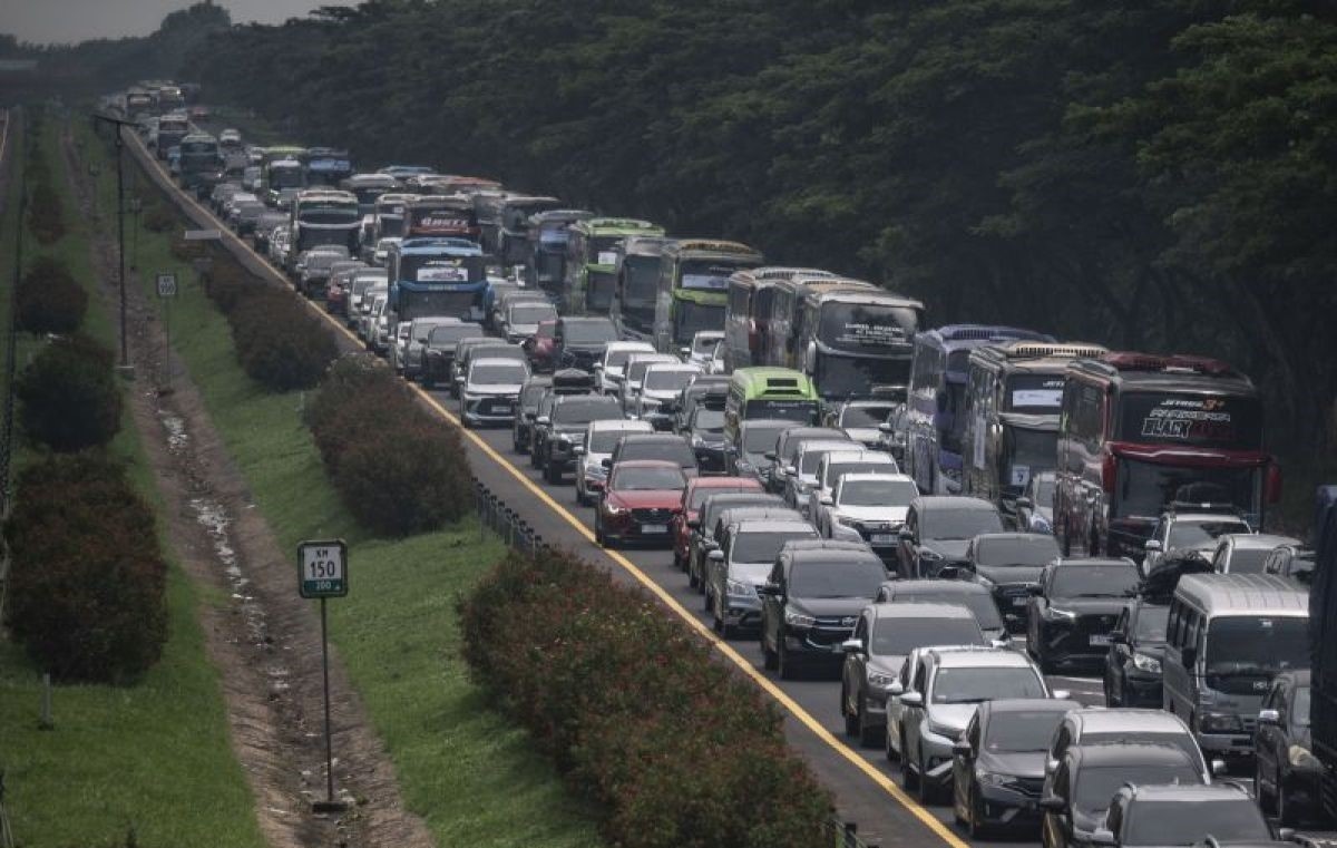 Contraflow Diterapkan Hari Ini di Tol Jakarta-Cikampek Guna Uraikan Kemacetan Arus Mudik