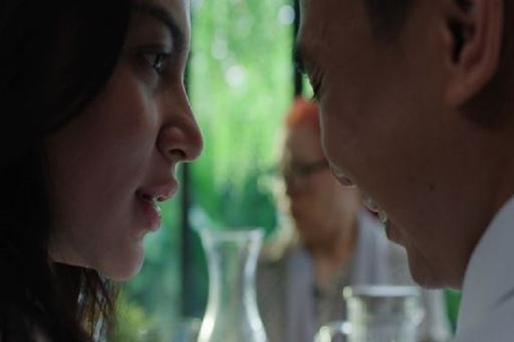 Beradegan Panas di Film, Ini 5 Potret Mesra Raditya Dika dan Ariel Tatum, Ada Momen Minyaki Ranjang