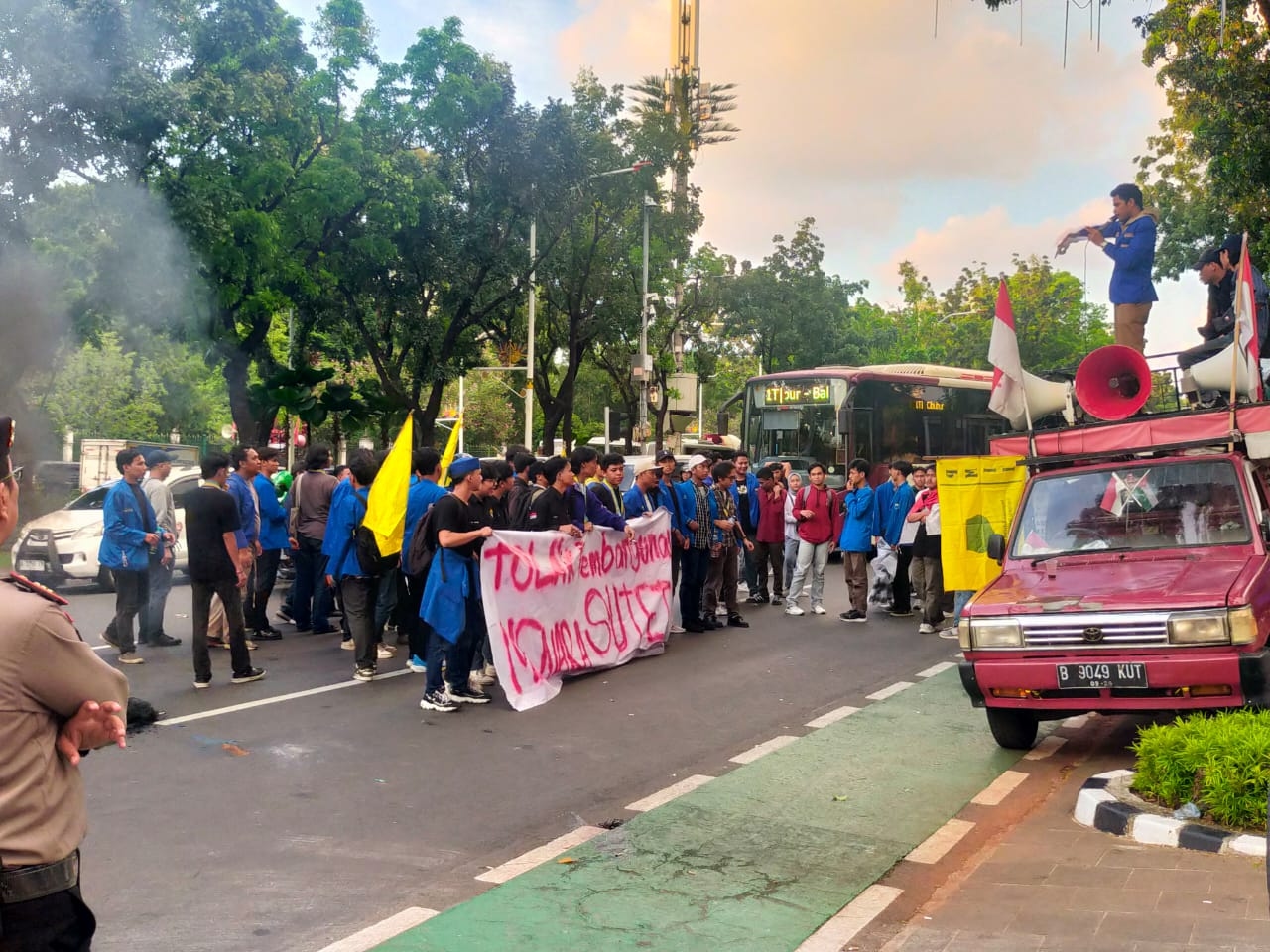 Tolak Pembangunan Sutet, Demo PMII di Depan Balai Kota Jakarta Berakhir Ricuh, Mahasiswa Adu Mulut dan Dorong-dorongan dengan Polisi
