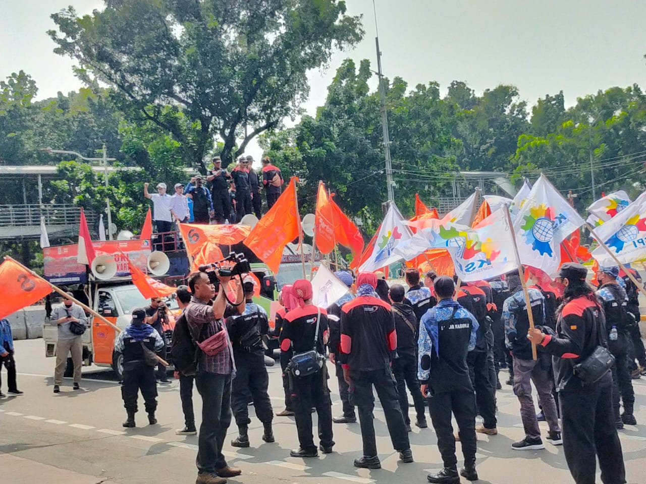 Tolak PHK Massal Pekerja Industri dan Logistik, Partai Buruh dan KSPI Unjuk Rasa di Patung Kuda