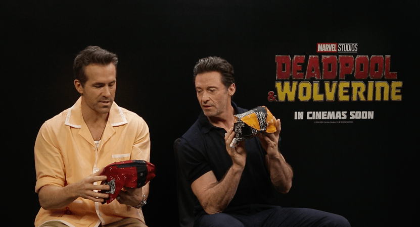 Jelang Rilis Film Deadpool & Wolverine di Indonesia, Ryan Reynolds dan Hugh Jackman Terima Hadiah Blangkon dari Caitlin Halderman