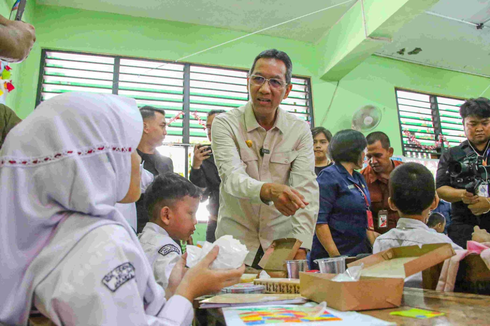 Bikin Haru! Dapat Makan Gratis dari Pemprov DKI, Siswa SD di Gambir Ini Malah Ingin Berikan ke Neneknya yang Sedang Sakit