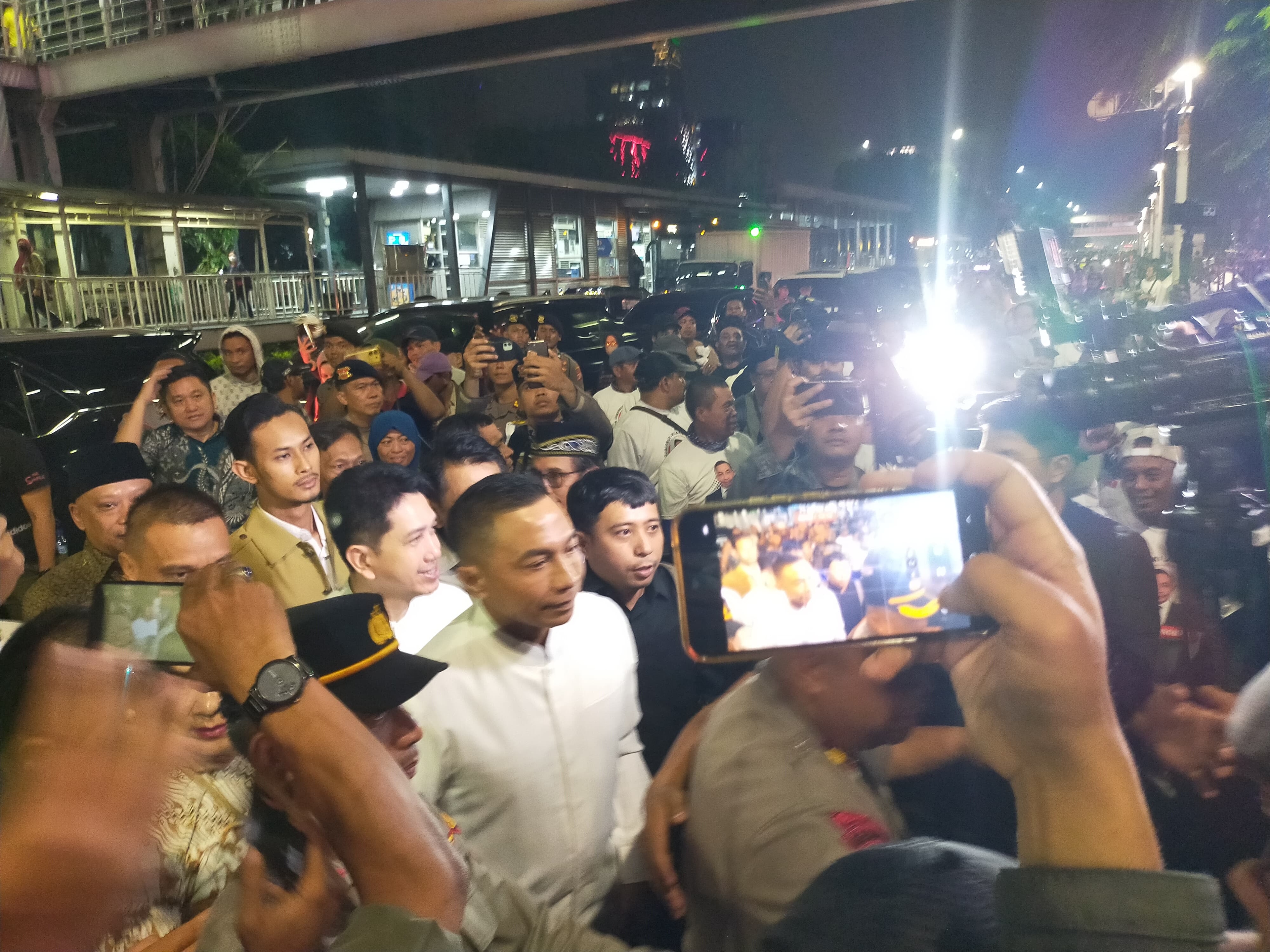 Didampingi Mantan Menkes dan Eks Pengacara Brigadir J, Paslon Dharma Pongrekun-Kun Wardana Daftar ke KPU DKI Jakarta pada Malam Hari