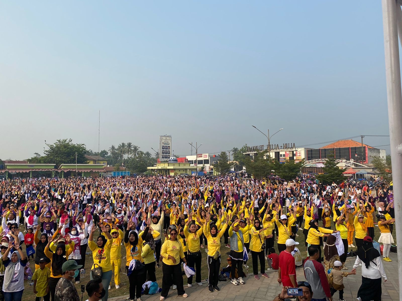 Alun-alun Teluknaga Diserbu Puluhan Ribu Orang Pagi Ini, Ikut Senam Sehat Bersama Bacawabup Tangerang Intan Nurul Hikmah