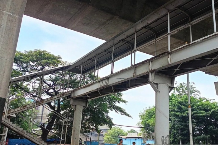 Kondisi JPO dan Halte Di Cakung yang Mengenaskan dan Nyaris Ambruk Akhirnya Ditutup oleh Pemprov