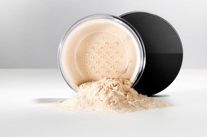 6 Tips Efektif Penggunaan Bedak Tabur untuk Si Pemilik Kulit Berminyak Agar Makeup Bisa Awet