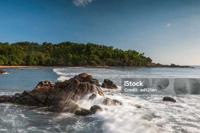 Dari Baju Hijau hingga Larangan Mandi Malam, Ini Pantai-Pantai di Nusantara yang Penuh Misteri