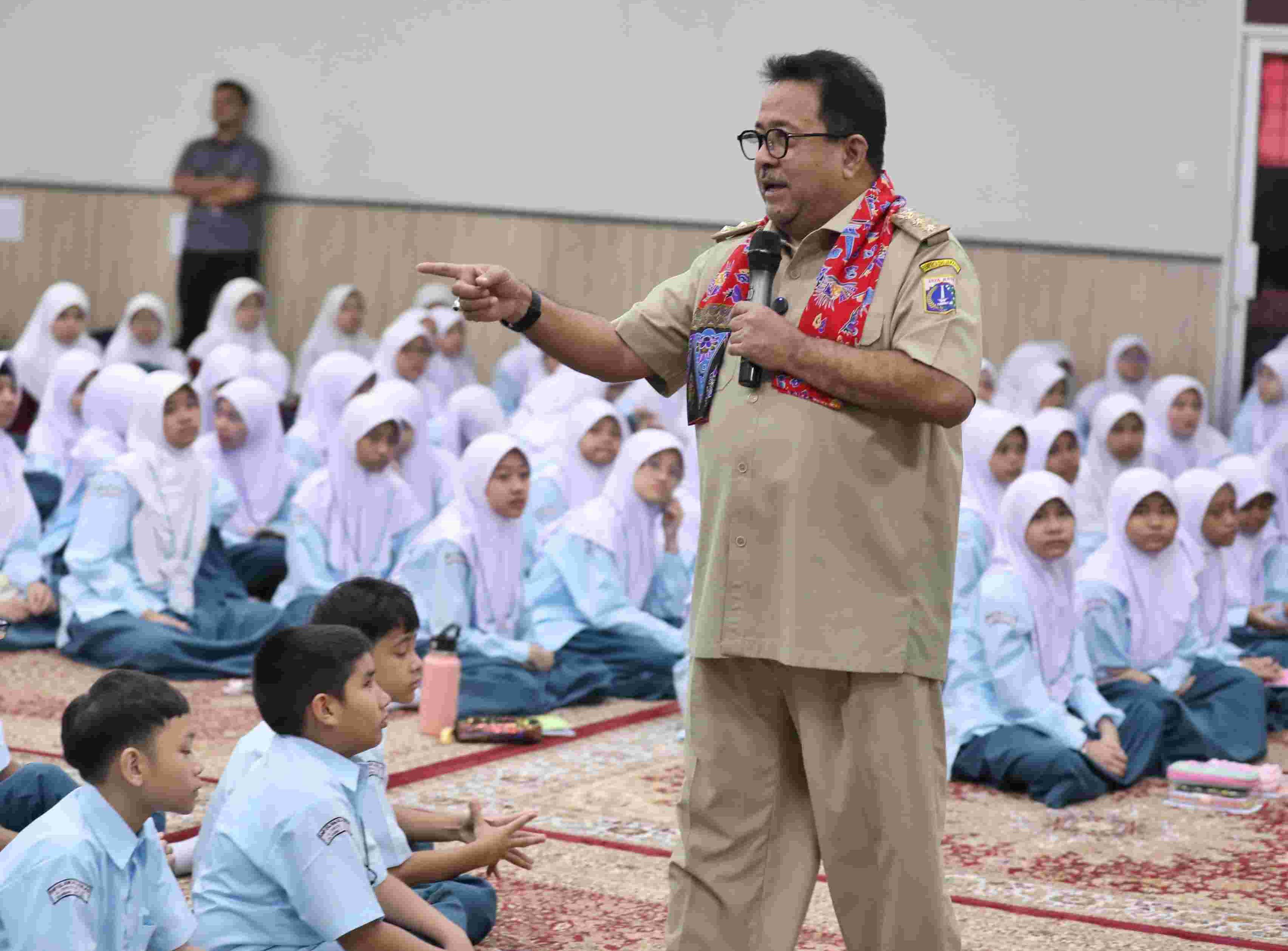 Tinjau Pelaksanaan MPLS di SD - SMA Al Ikhlas dan SMAN 6 Jaksel, Wagub Rano Tegaskan Tak Ada Tindak Kekerasan di Sekolah