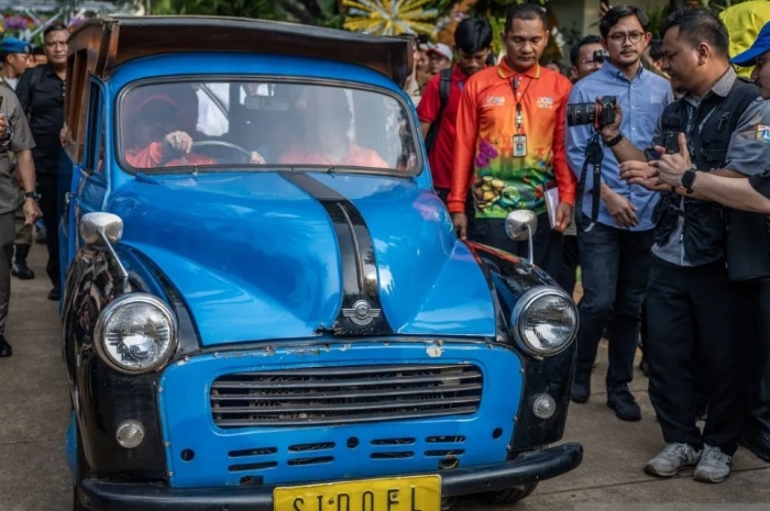 Nostalgia Bareng Oplet Biru Si Doel di Pameran Flona 2025