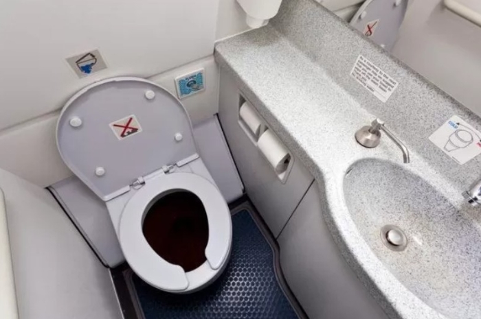 Pramugari Bocorkan 5 Waktu Emas Gunakan Toilet Pesawat Tanpa Antre
