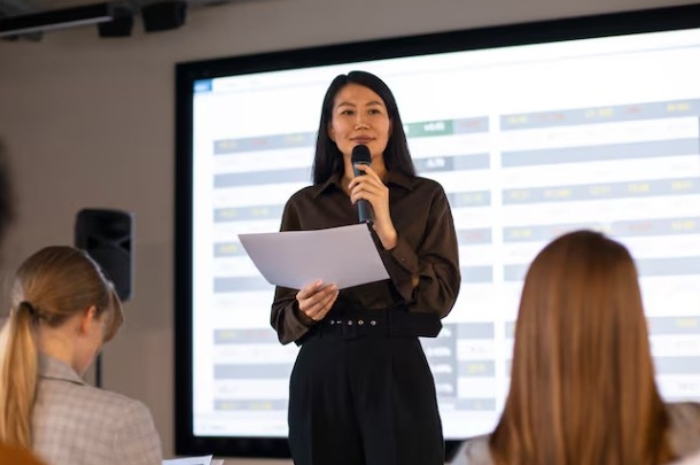 Bikin Canggung! Ini 5 Gerakan Public Speaking yang Sebaiknya Tidak Kamu Lakukan