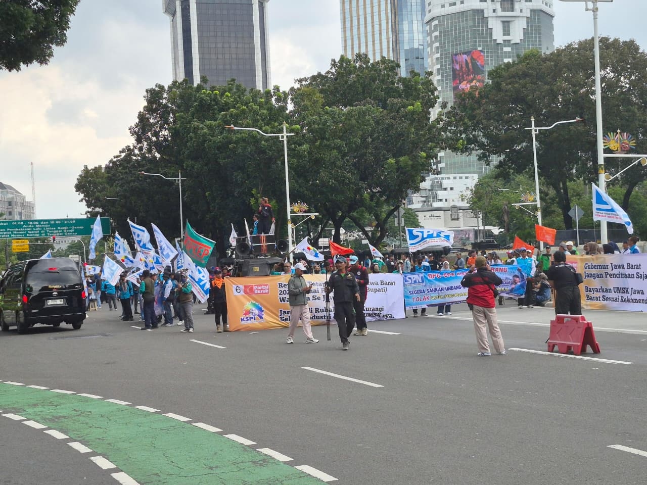 Ribuan Buruh Jawa Barat Demo di Silang Monas, Tuntut Gubernur KDM Kembalikan UMSK 2026 Sesuai Usulan Bupati dan Wali Kota
