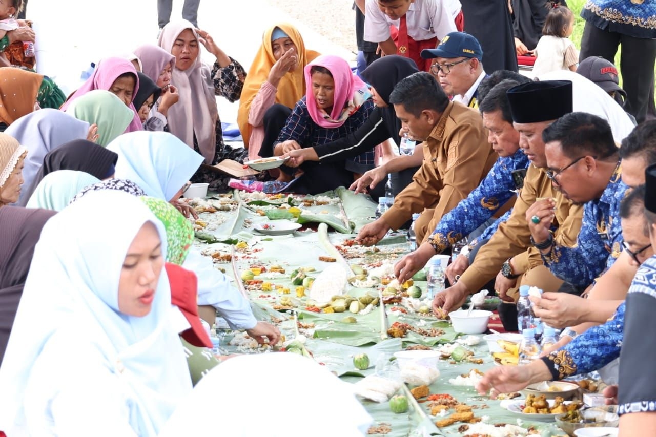 Bupati Tangerang dan Gubernur Banten Ngariung Bersama Warga Usai Resmikan Jalan Desa 1,3 Kilometer di Kecamatan Sindang Jaya