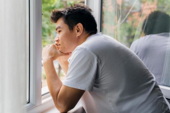 Di Balik Sikap Tegar, Ini Alasan Pria Sulit Mengungkapkan Emosi