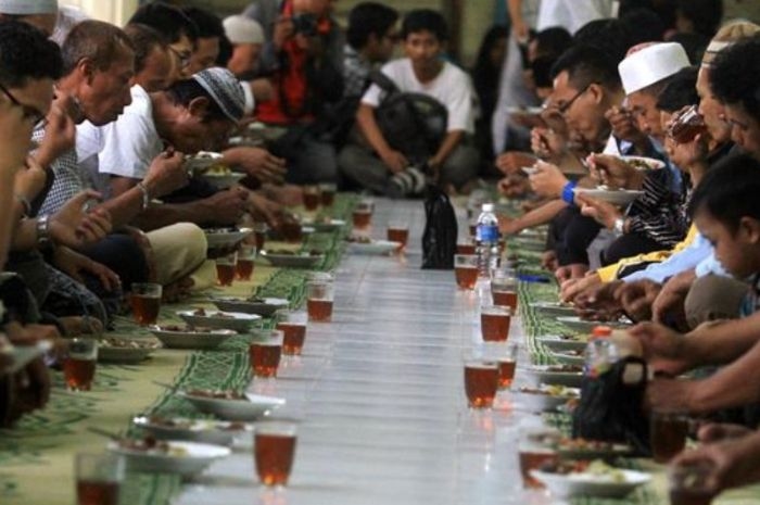 5 Kebiasaan Positif Berbuka Puasa Bersama di Masjid yang Jarang Disadari, Kamu Sudah Merasakannya?
