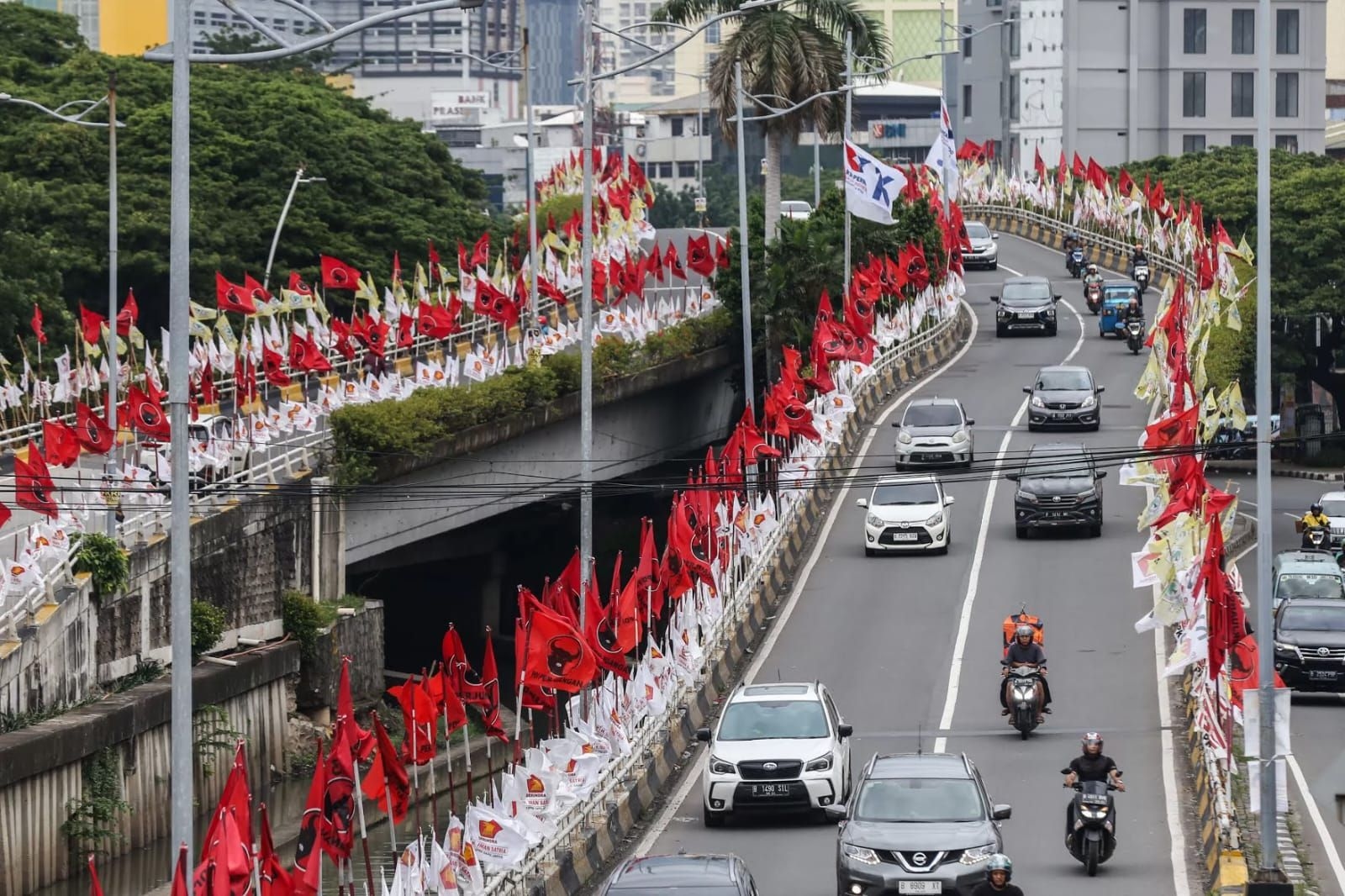 Satpol PP DKI Kerahkan 1.950 Personel untuk Tertibkan Atribut Parpol di 93 Flyover Seluruh Jakarta