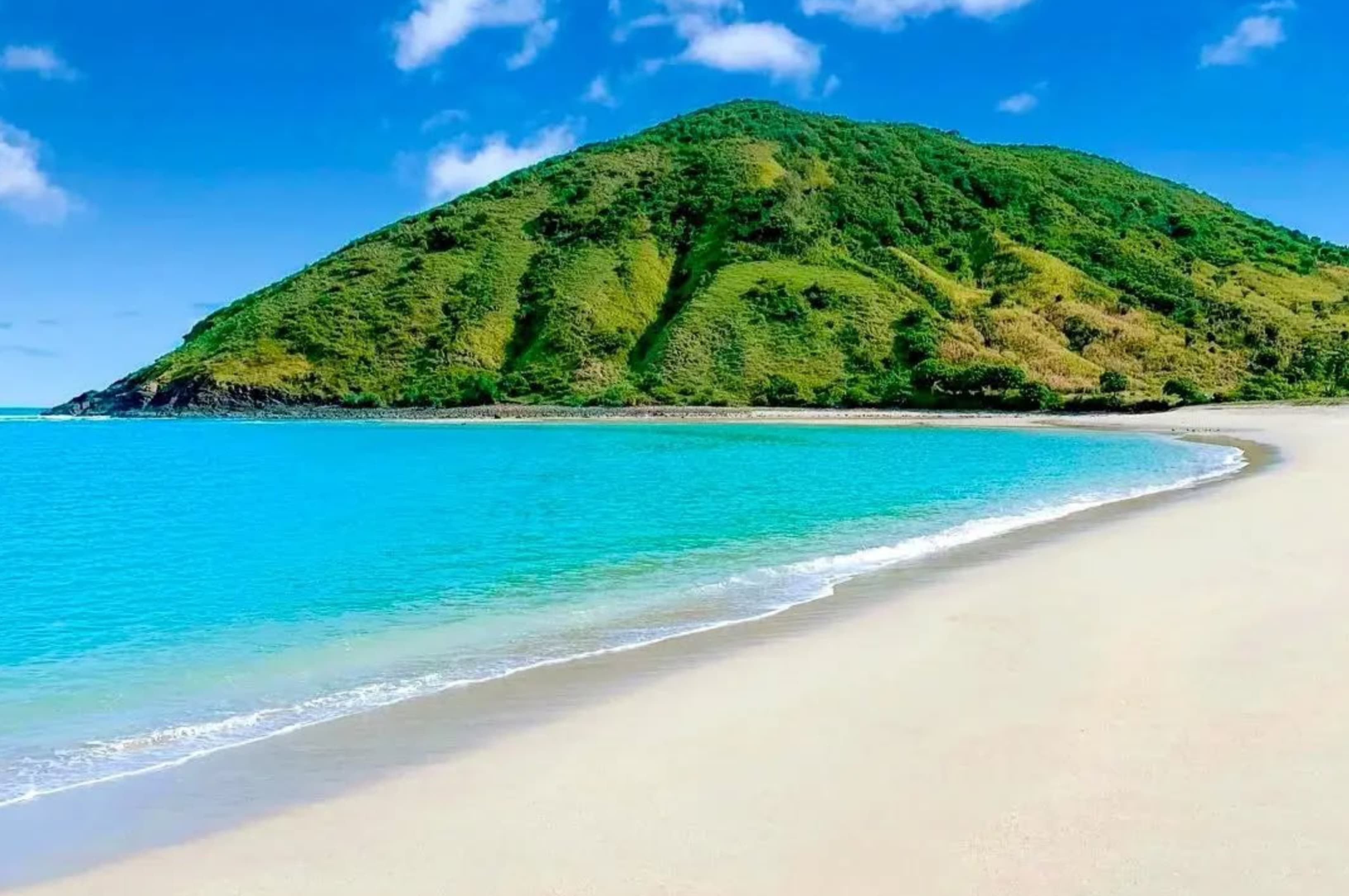 Pantai Mawun, Teluk Tenang Berpasir Putih di Lombok Tengah