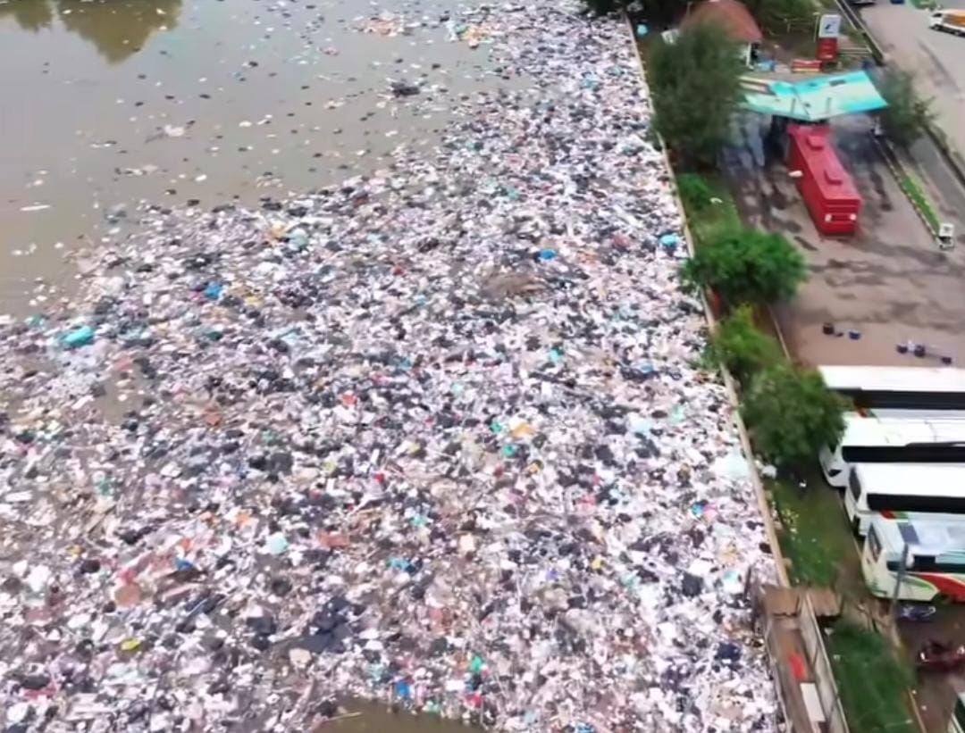 Viral! Tumpukan Sampah di Tanggul Muara Baru Ganggu Kesehatan Warga, Pemkot Jakut Turun Langsung ke Lokasi